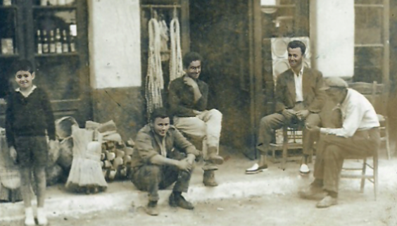Ιστορία - Άνδρες έξω από εμπορικό κατάστημα