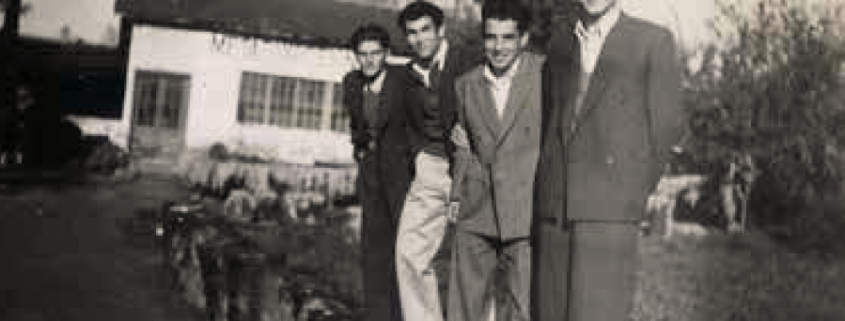 Ιστορία - «Βόμβυξ» προσωπικό έξω από το εργοστάσιο